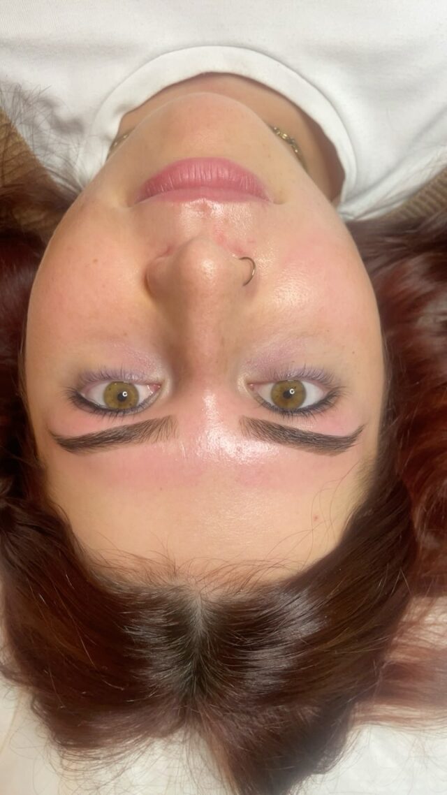 Awkward eye contact?
#bronsun #hybrideyebrows #eyelashtint