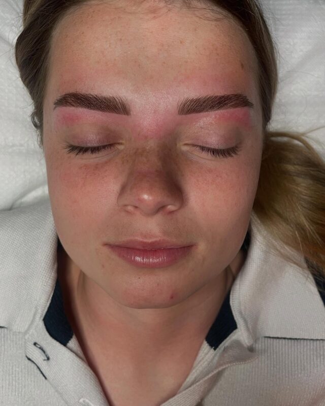 HYBRID TINT + WAX 

Wanting flawless brows that last? 
Book in for our Hybrid Tint and Wax, a combination of Henna dye and Tint to create the perfect shape to fit your features. #hybridtint #bronsun #eyebrows